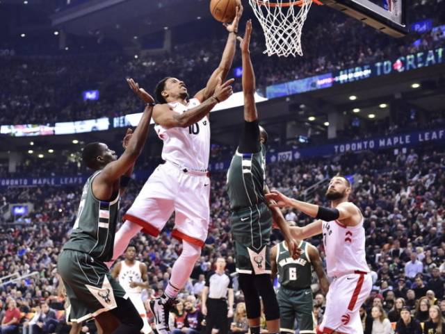 引了众多足 引了众多足