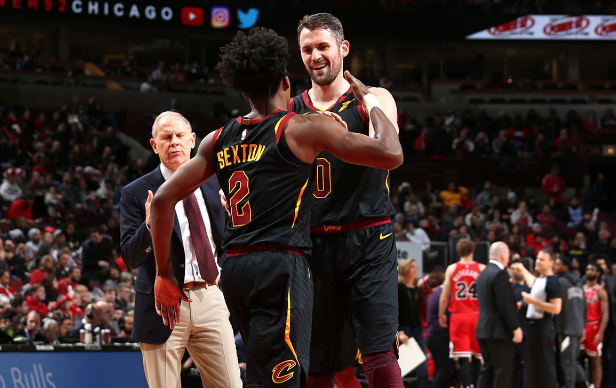 有说有笑，尼科-威廉斯赛后与弗里克握手拥抱