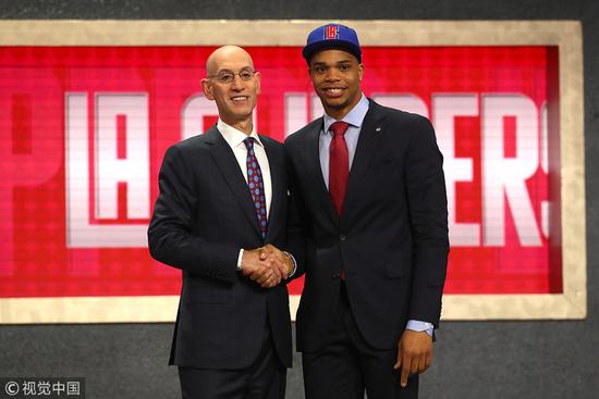 苏亚雷斯祝贺阿劳霍续约：我为你和巴萨球迷感到高兴.